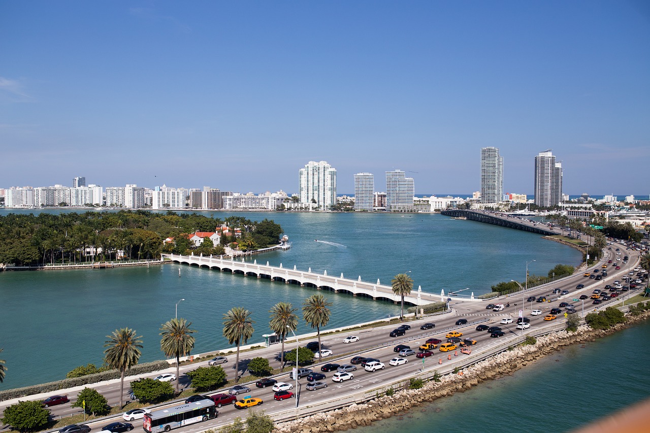 miami, city, traffic-2690191.jpg